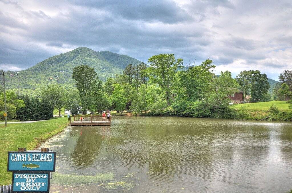 Vacation Rental for 4 Guests in Wears Valley, Sevier County