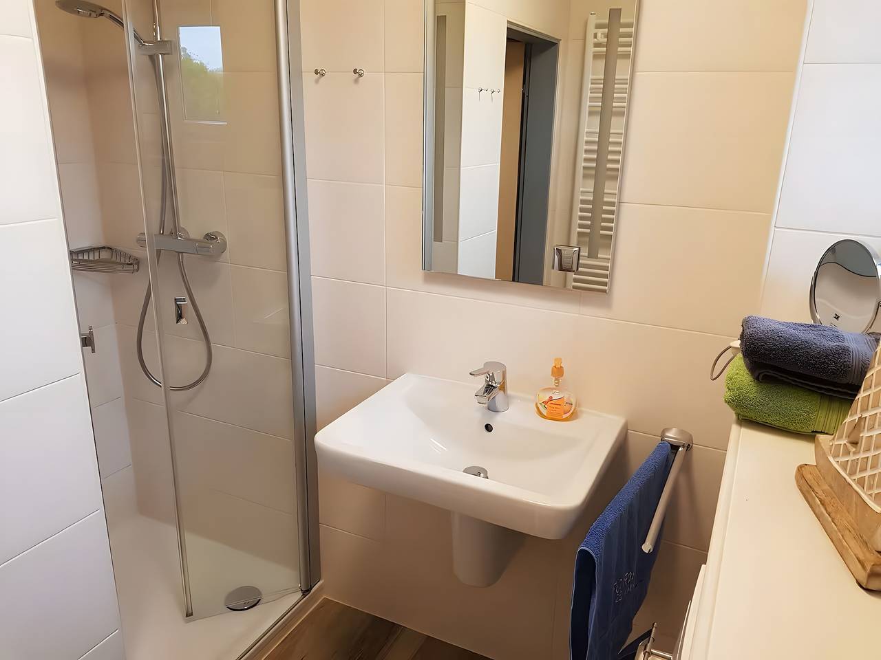 Ganze Wohnung, Ferienwohnung Tenge Og Rechts mit Balkon und Wlan in Hooksiel, Wangerland