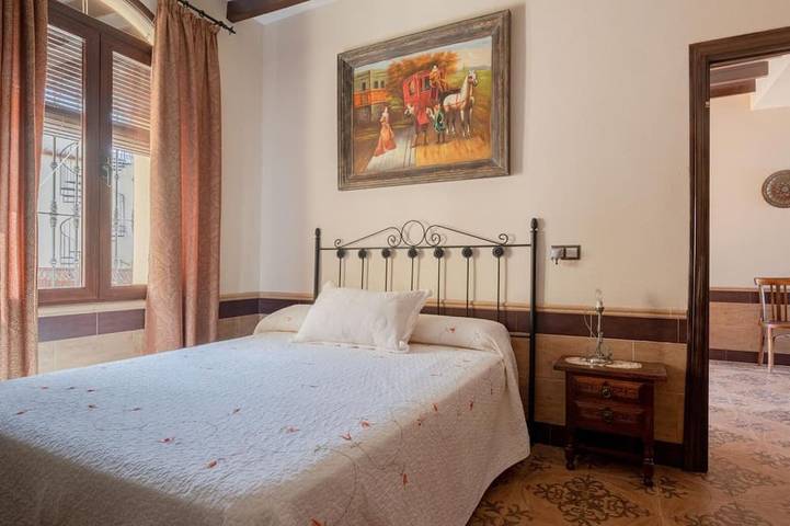 Casa rural para 12 personas, con balcón y jardín, Se admiten mascotas en Montilla