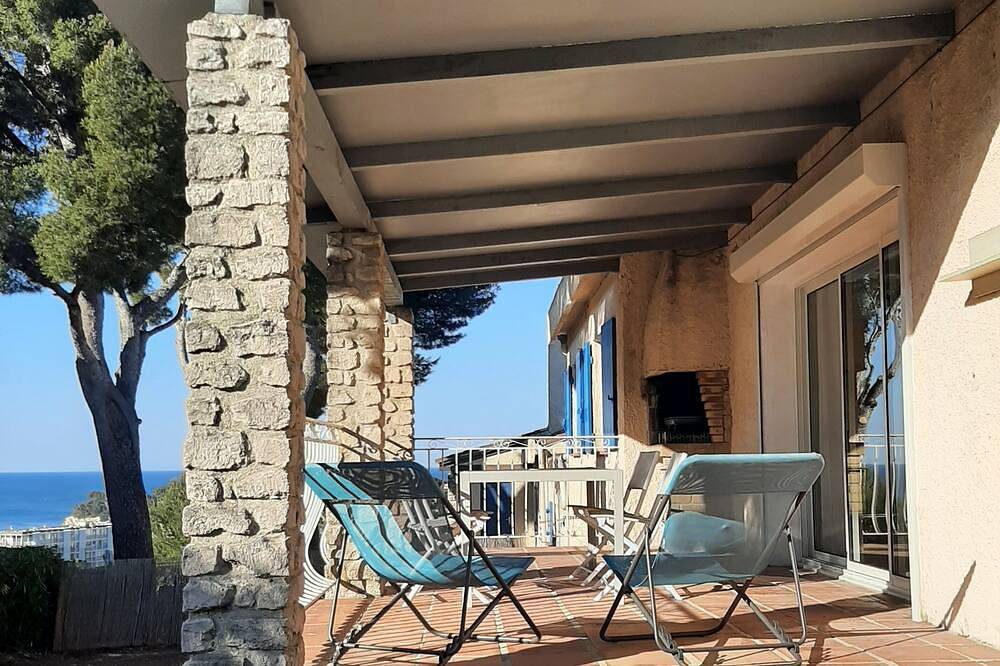House between pines and sea in a residential area in Carry-le-Rouet, Istres en omgeving