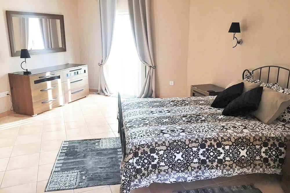 Ganze Wohnung, Very spacious and well-lit corner 3 bedroom apartment in Marsaxlokk, sleeps 6 in Marsaxlokk, Insel Malta