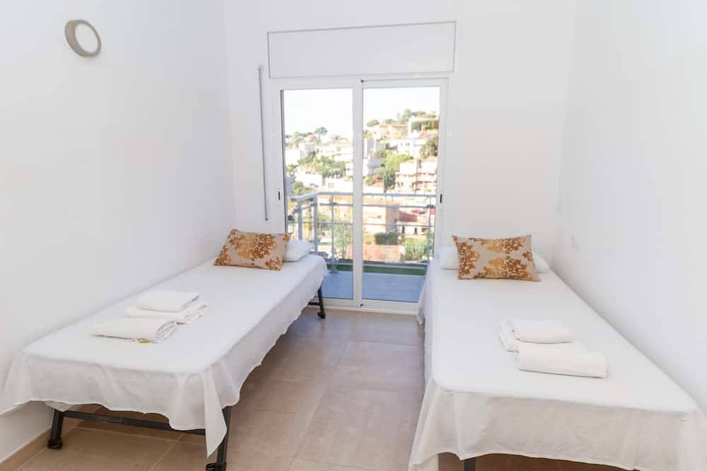 Apolo . Casa de estilo moderno con piscina privada y vistas espectaculares in Santa Susana, Costa del Maresme