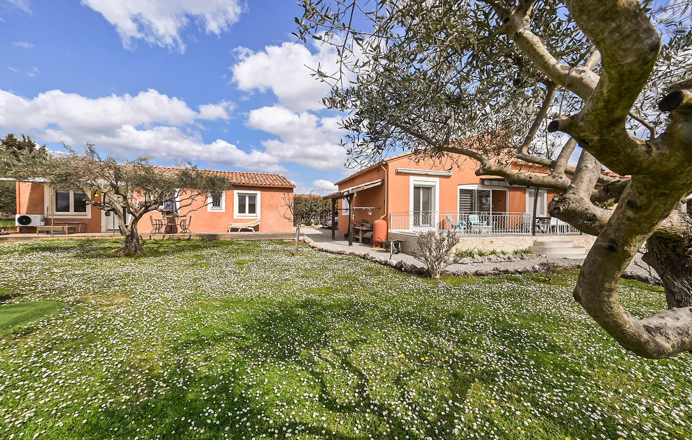 Acogedor apartamento con piscina y aparcamiento, a 1,5 km del centro de Combas in Combas, Region de Nimes