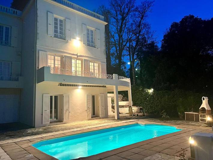 Villa pour 10 personnes, avec piscine et vue ainsi que bassin pour enfant et jardin à Villeneuve-Loubet