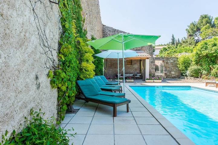 Location de vacances pour 6 personnes, avec terrasse ainsi que piscine et jardin à Tourouzelle