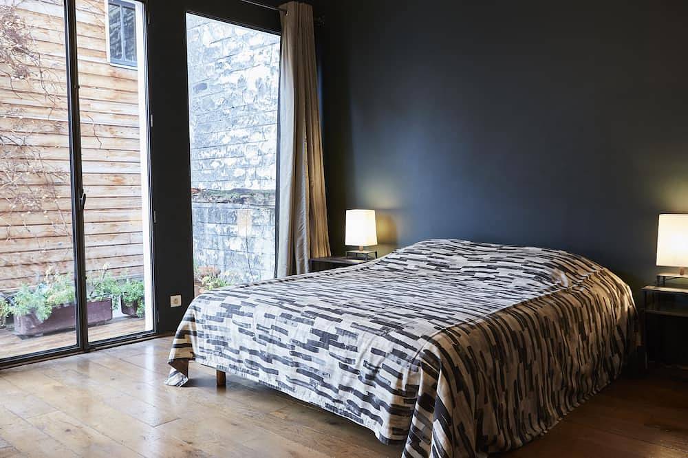 Appartement entier, Chic Spacious Quiet House 125m2 Terrace Heart of Paris Canal St Martin  2 Br A/C in Paris 10e Arrondissement, Paris