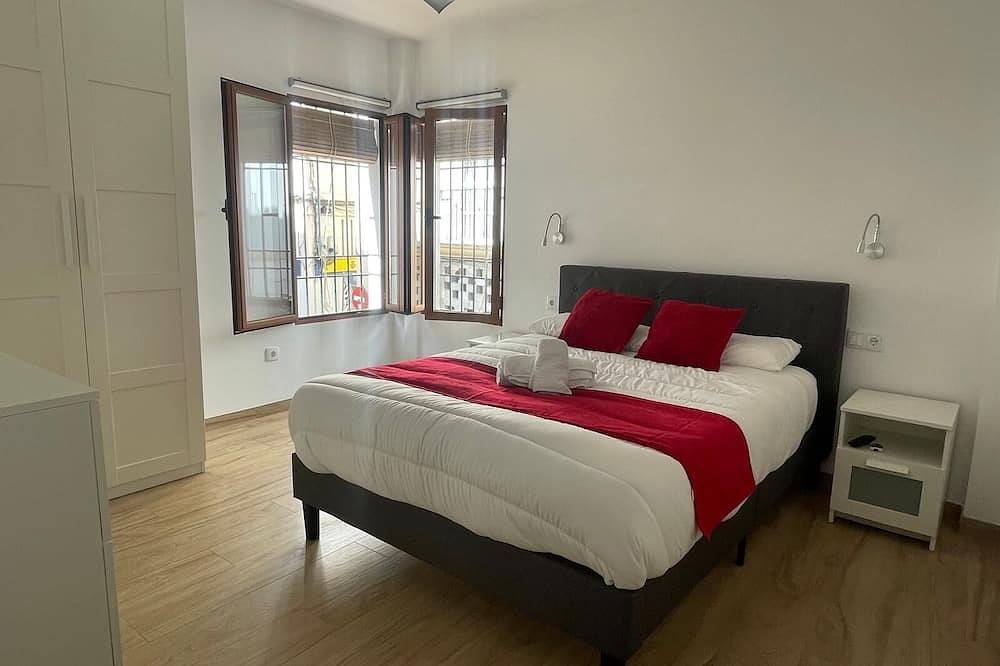 Entire apartment, 🌟 Exclusive Luxury Flat in the Center of Córdoba with Free Garage 🚗✨. in Distrito Centro (Córdoba), Cordoba