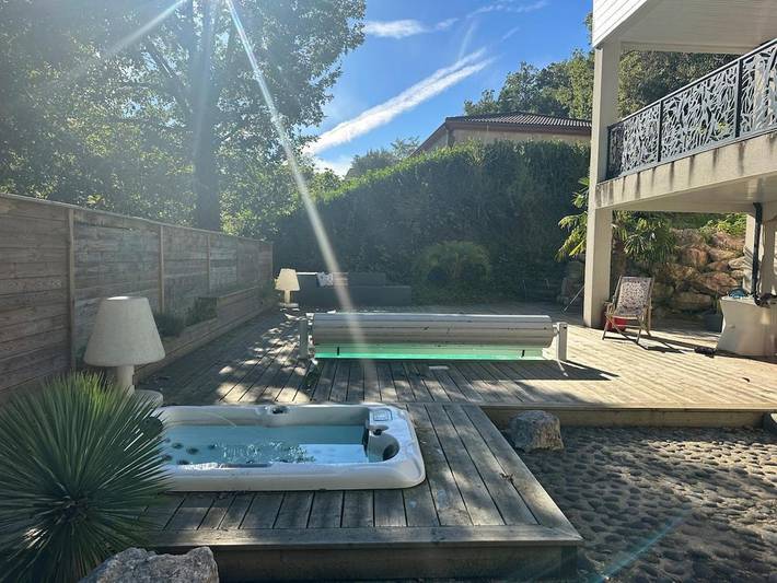 Gîte pour 2 personnes, avec piscine ainsi que vue et terrasse à Passage