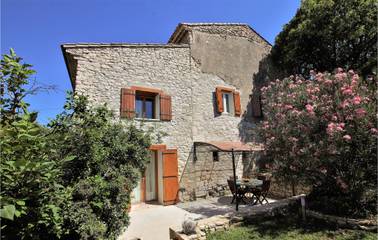 Gîte pour 6 personnes, avec terrasse ainsi que jardin et piscine à Saint-Didier
