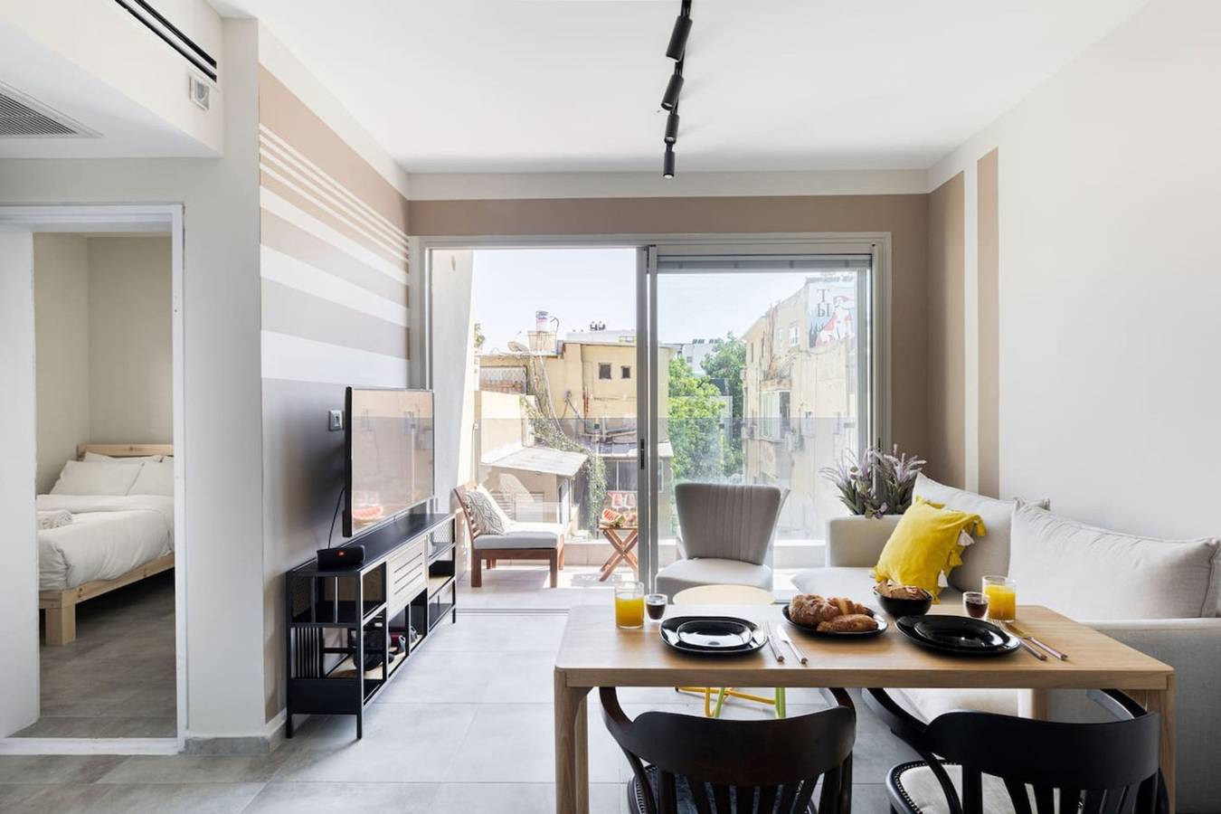 Entire apartment, Chic Urban Getaway with Balcony in Tel Aviv, Tel Aviv District