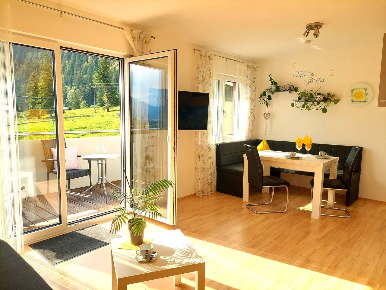 Ganze Wohnung, Apart Diana - Neues Ferienhaus - Fewo "Rossberg" mit Bergblick, Wlan und Balkon in Vils, Außerfern