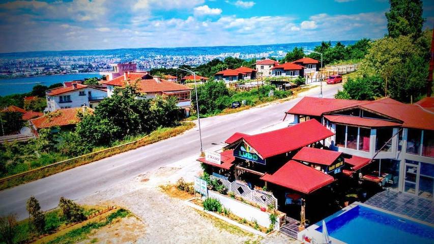 Hotel para 5 personas, con piscina además de vistas y jardín - 1