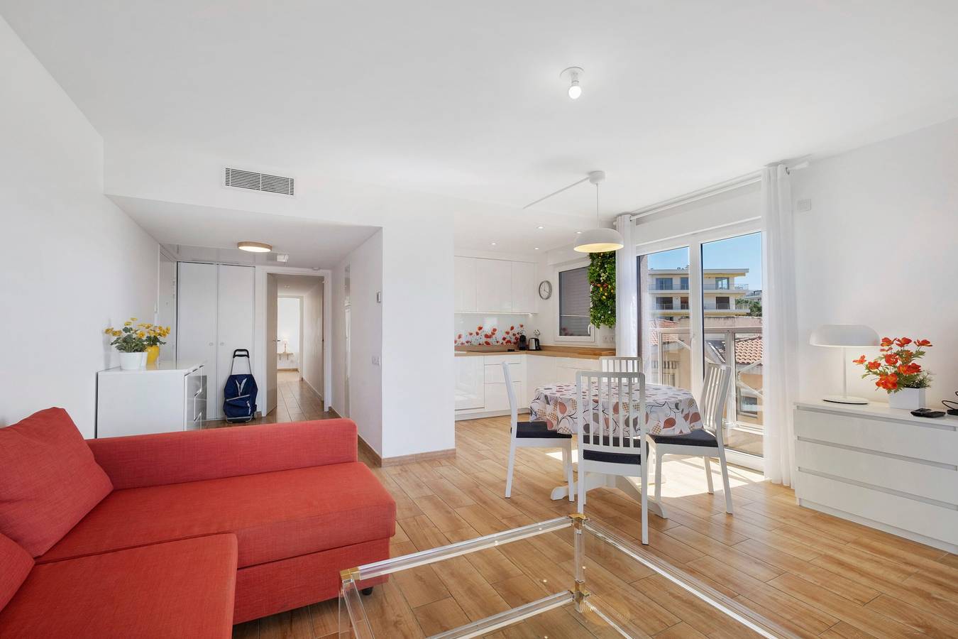 Apartamento entero, Centro de Juan les Pins: amplio 2 habitaciones con terraza soleada y parking Elfira in Antibes, Costa mediterránea (Francia)