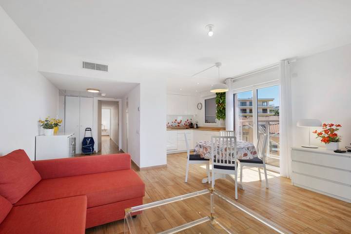 Ganze Wohnung, Zentrales Juan les Pins: 1-Zimmer mit Terrasse, Meerblick & Parkplatz – Elfira in Antibes, Mittelmeerküste (Frankreich)