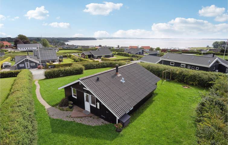 Ferielejlighed for 6 personer, med Terrasse og Jacuzzi såvel som Have og Sauna i Følle Strand