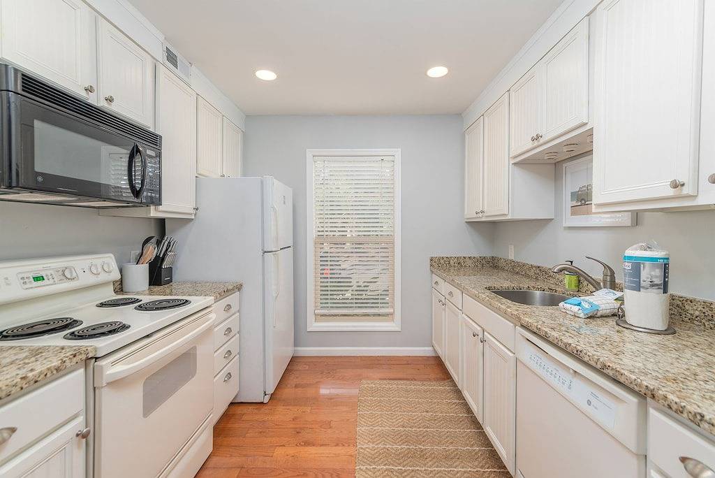 Shipyard Cottage - Private Beach & Golf! Pet Friendly! Free beach chairs,towels. in Coligny Beach, Shipyard Plantation