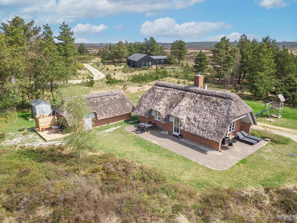 Geschmackvoll eingerichtete Steinferienhaus mit Strohdach in Henne, Filsø See