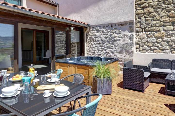 Gîte pour 6 personnes, avec sauna et terrasse à Cellieu