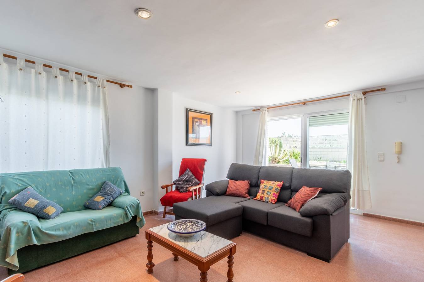 Apartamento entero, Apartamento Pie de Playa con terraza, jardín compartido y Wi-Fi in Oliva, Costa de Valencia