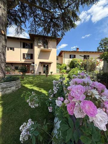 Gîte pour 3 personnes, avec vue ainsi que jardin et piscine à Dicomano