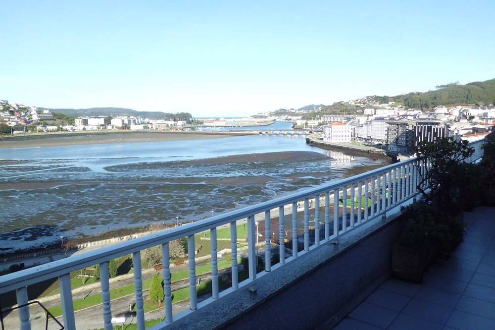 Entire apartment, Original Duplex Penthouse with fantastic views of the estuary and the town of Viveiro in Viveiro, Galician Coast