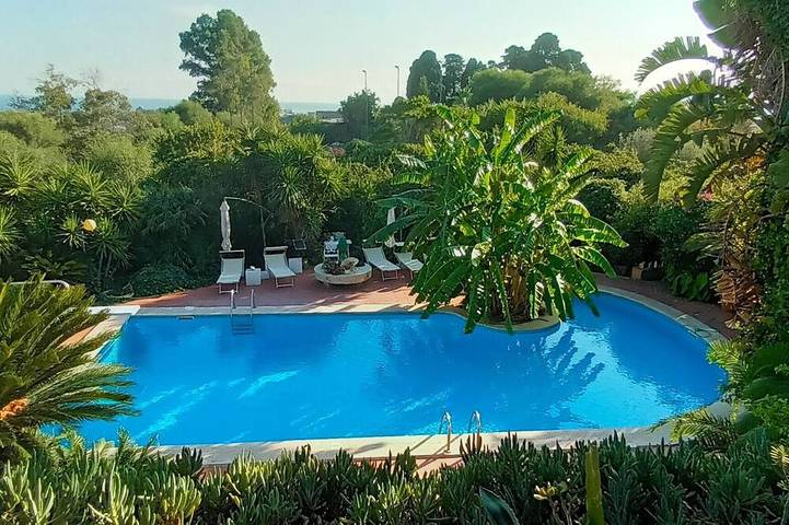 Villa for 4 people, with garden and balcony as well as pool in Giardini-Naxos
