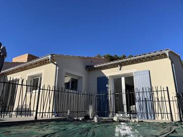 Gîte pour 6 personnes, avec terrasse et piscine à Pierrelongue