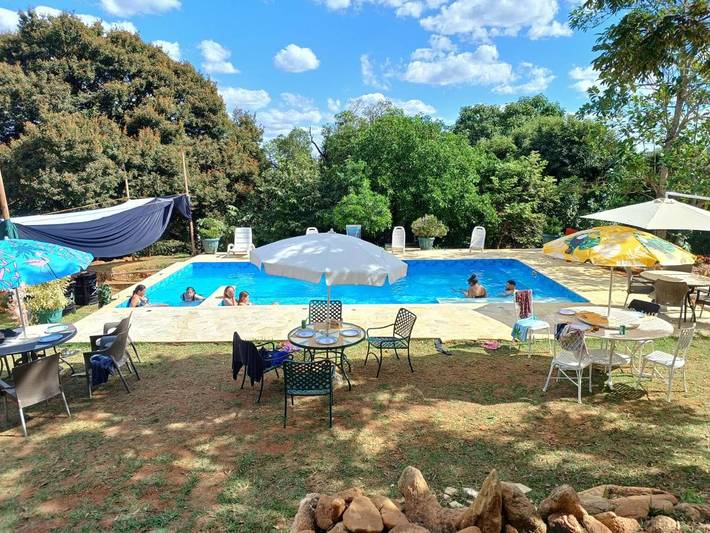 Casas e apartamentos de temporada para 3 pessoas, com piscina e vista e ainda jardim em Bragança Paulista