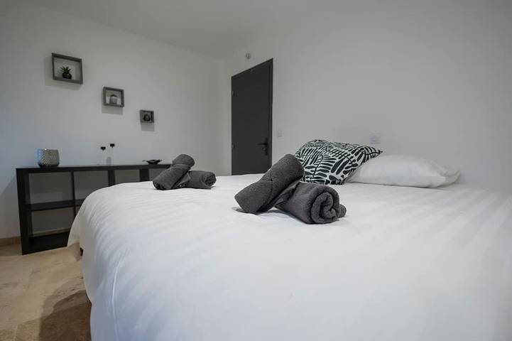 Ganze Wohnung, Apartment-King-Ensuite mit Bad-Gartenblick in Rasteau, Vaucluse