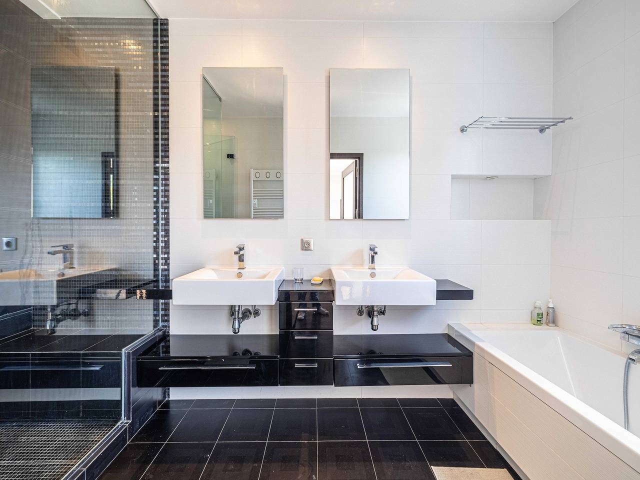 Villa met airconditioning, 8 slaapkamers en 15 slaapkamers, zwembad en tennisbaan – Antibes in Antibes, Middellandse Zeekust (Frankrijk)