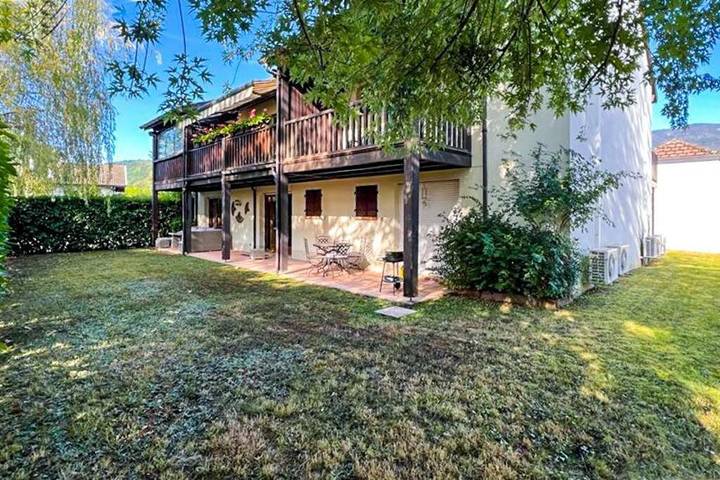 Location de vacances pour 10 personnes, avec jardin ainsi que vue et balcon à Divonne-les-Bains