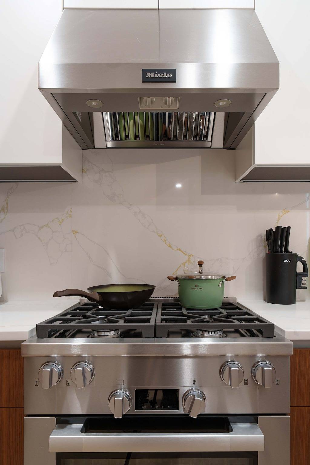 Entire apartment, Hotel-level New Luxury Home w Gym   Pool in Queens, New York City