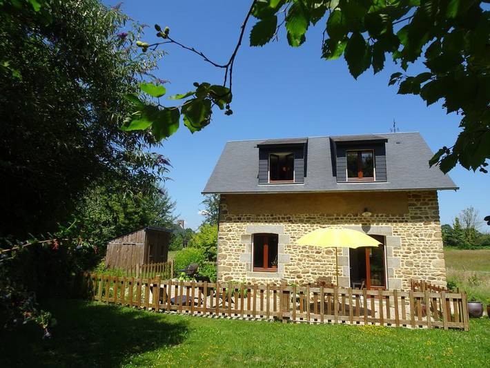 Gîte pour 5 personnes, avec jardin à Champcervon