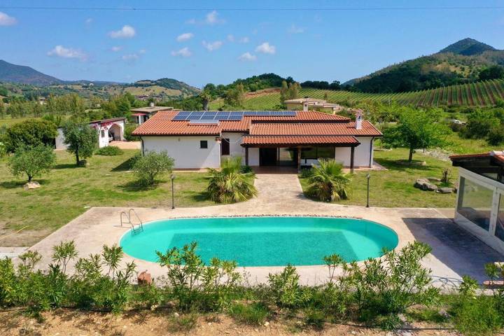 Ferienhaus für 7 Personen, mit Balkon und Terrasse sowie Garten und Pool
