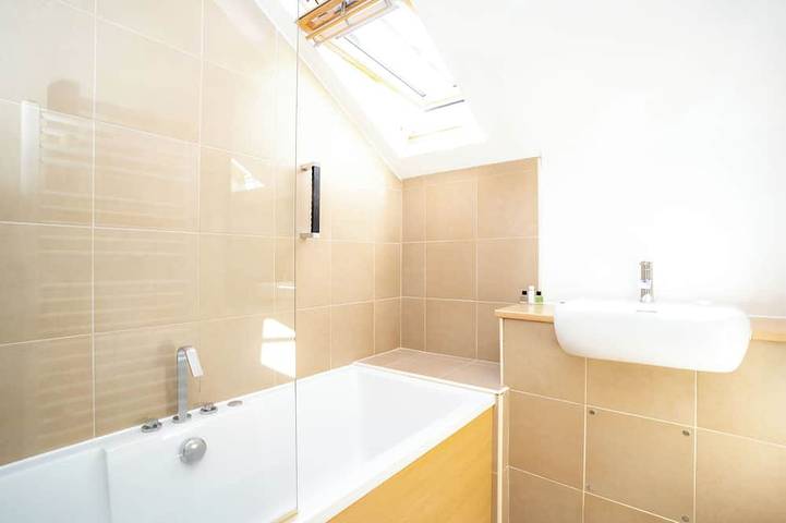 Kenmore Cottage with Hot Tub and views of Loch Tay in Kenmore, Perthshire