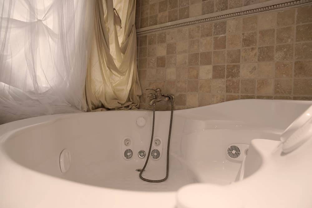 Large house for families up to 24 pax. 15 minutes from Salamanca. Barbecue, A/C and Wifi in Almenara de Tormes, Salamanca Province