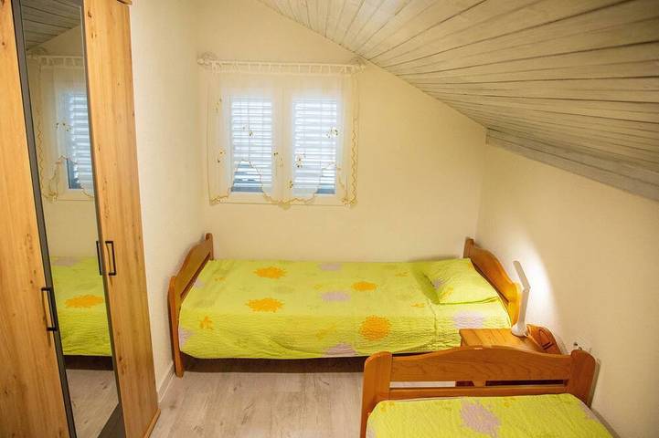 Ganze Wohnung, 2-Zimmer-Ferienwohnung mit Terrasse und Meerblick Milna (Vis in Rukavac, Split-Dalmatien