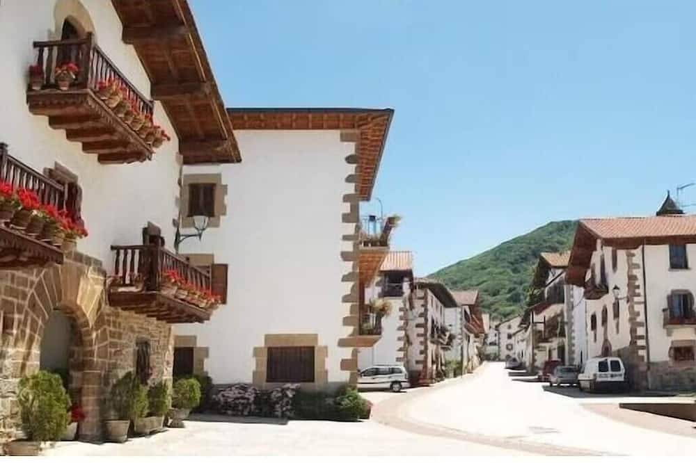 Casa rural 'Apartamento Ll' con vistas a la montaña, balcón y Wi-Fi in Ulzama, Pirineos