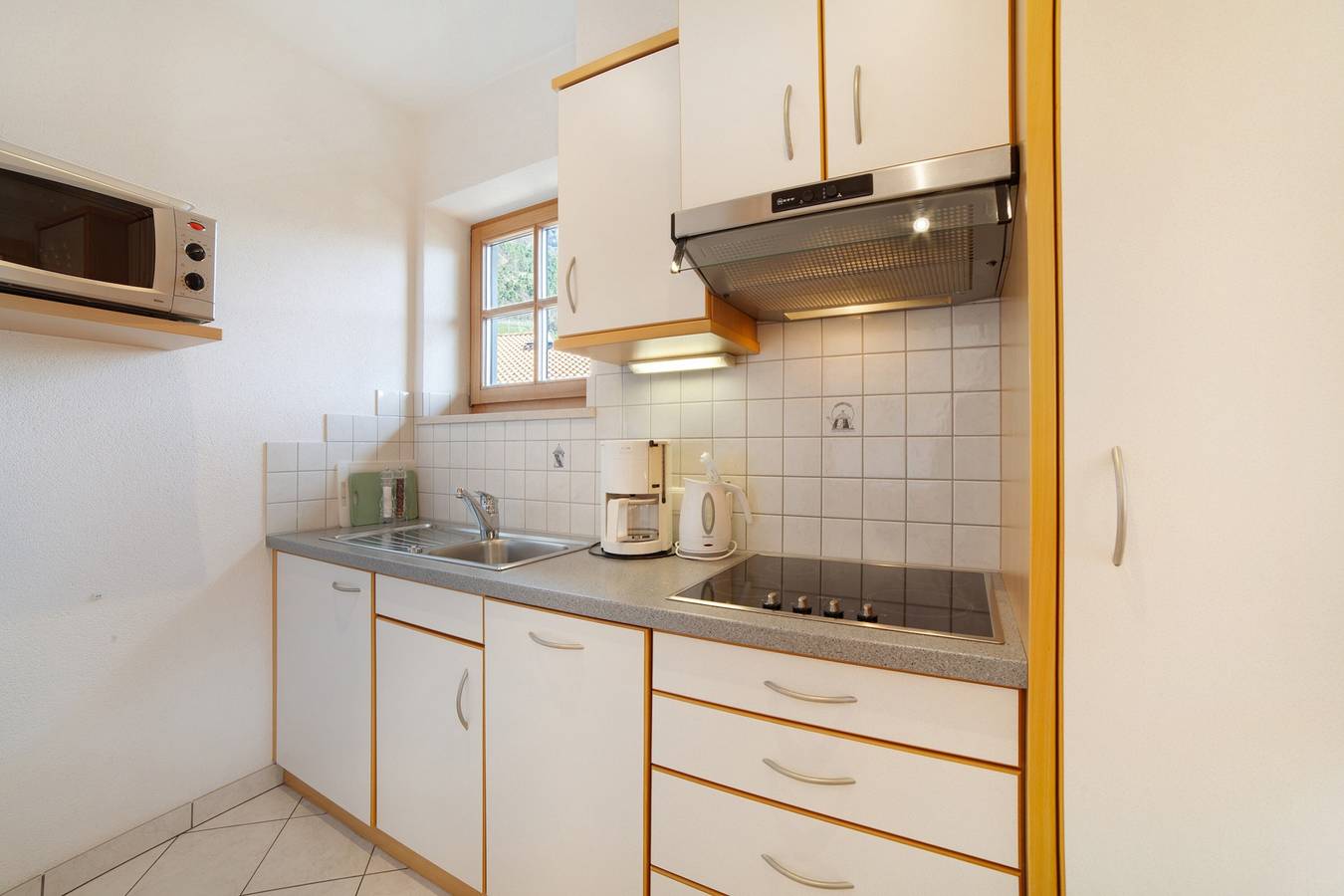 Entire apartment, Wiedmairhof Apartment 'Grafensteiner' with South/east facing balcony, Shared Terrace, Garden & Wi-Fi in Oberplars, Algund