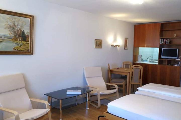 Ganze Wohnung, Zentral gelegenes Wohnhaus mit Ferienapartments in St. in St. Moritz 3 Bad, St. Moritz