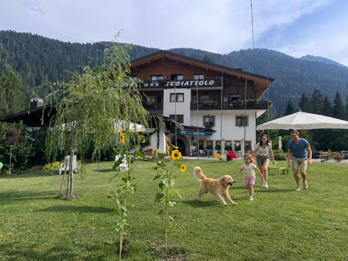 Hotel, mit Balkon und Terrasse sowie Whirlpool und Garten