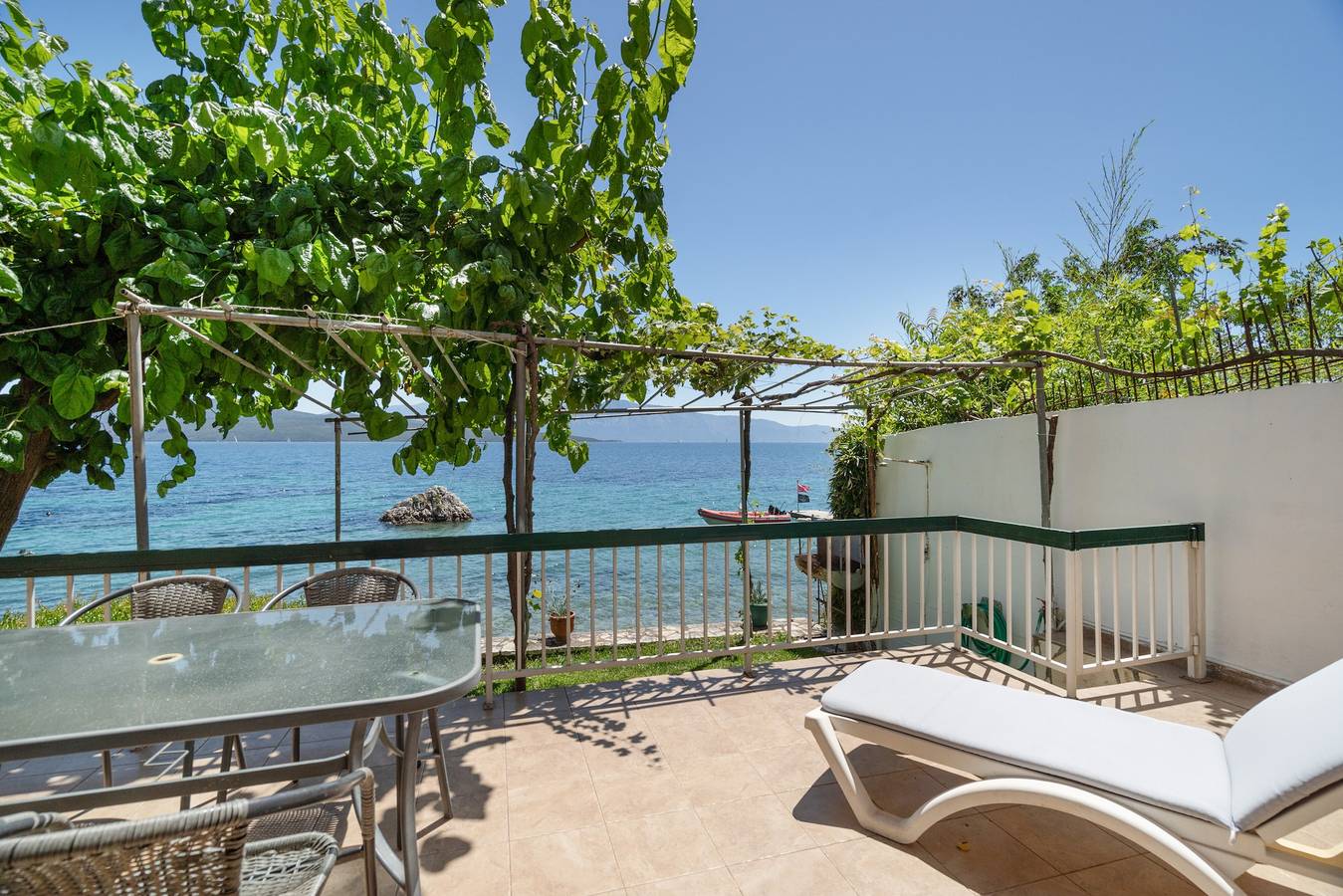 Ganze Wohnung, Apartment 'Secret Beach B' mit Meerblick, Wlan und Klimaanlage in Nikiana, Alexandros