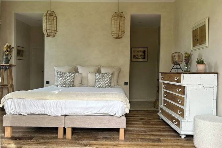 Gîte pour 10 personnes, avec jardin à Livers-Cazelles - 2