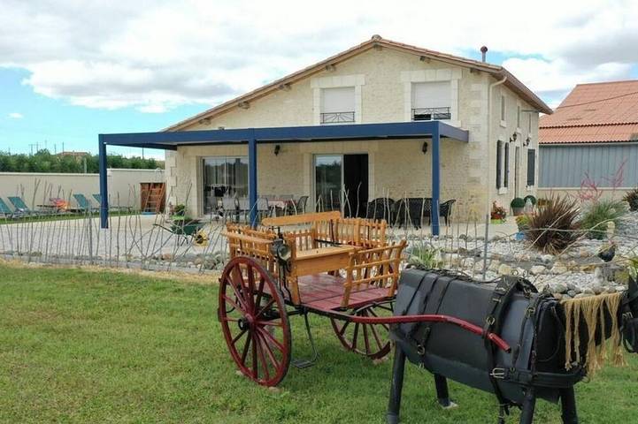 Gîte pour 8 personnes, avec jardin à Salles-de-Barbezieux