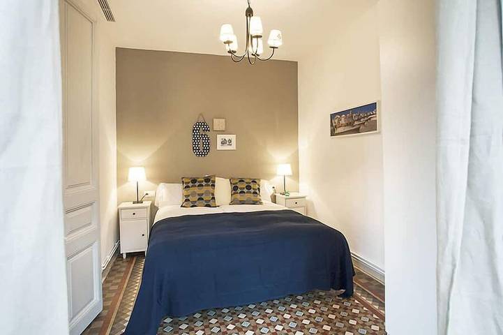 Appartement entier, Walk to Gaudi's Buildings - \"Vala\" High Ceilings - Free Luggage Storage Service. in Barcelona Centre, Barcelone