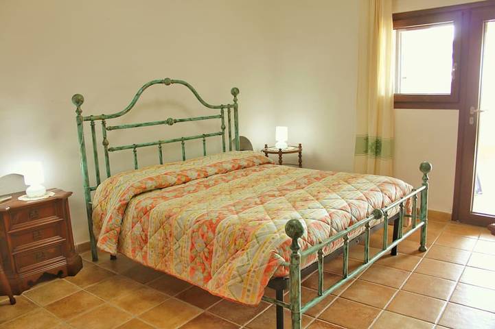 Position dominante de la maison sur la mer avec jardin in Cala Caterina, Villasimius