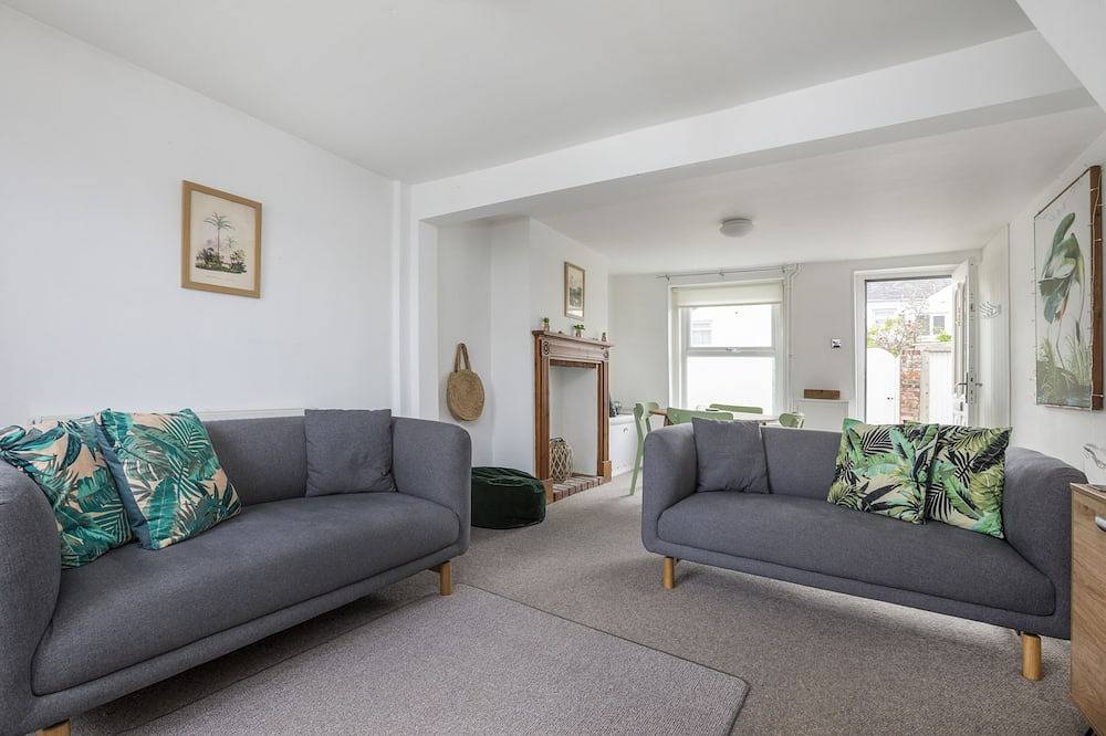 Just one row back from the beach; sea view; family & dog friendly in Deal, Kent