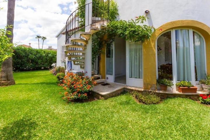Chalet für 4 Personen, mit Terrasse und Garten in Oliva