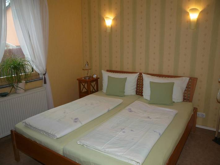 Ganze Wohnung, Große Ferienwohnung mit privater Terrasse in Bad Blankenburg, Saaleland