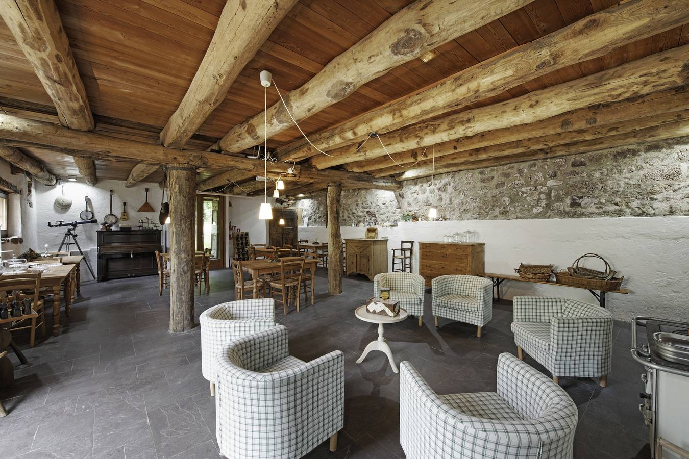 Entire apartment, Apartment 'Le Fratte' with Mountain View, Private Garden and Wi-Fi in Pertica Alta, Garda Mountains